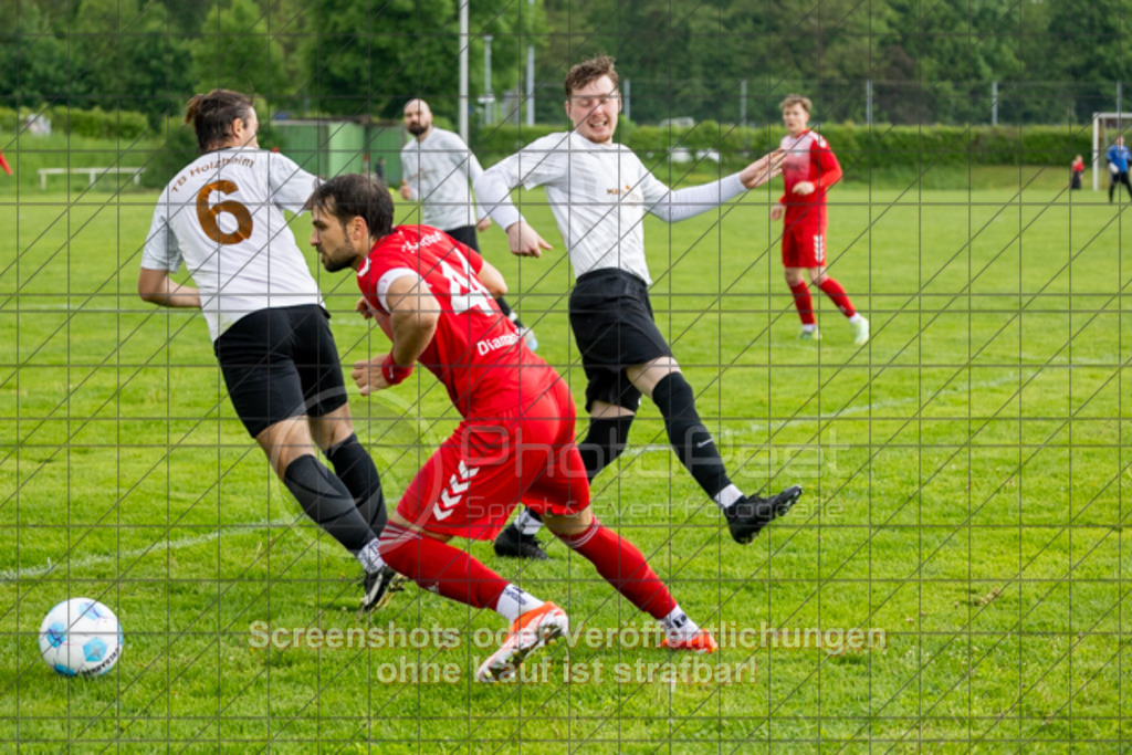 20250504_160138_0015 | #,TB Holzheim (weiß) vs. 1.FC Donzdorf II (rot), Fussball, Kreisliga B10 - Bezirk Neckar/Fils, 25. Spieltag, Saison 2024/2025, Jura-Rasensportplatz, Manzenstraße 60, 73037 Göppingen, 04.05.2025 - 15:00 Uhr,Foto: PhotoPeet-Sportfotografie/Peter Harich