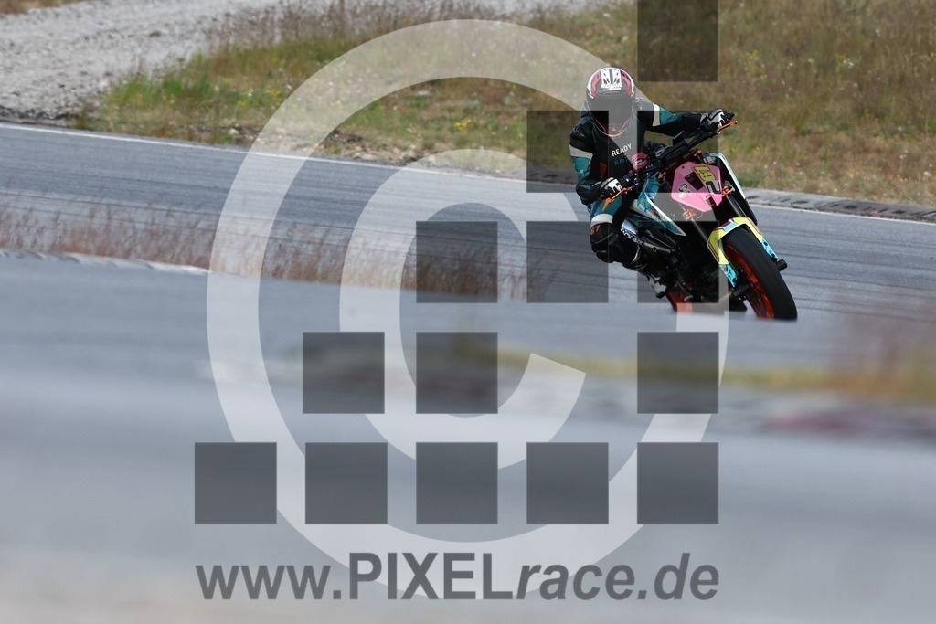 0267-20240511_05308 | Schöne Erinnerungen an spannende Momente - das festzuhalten ist unser Job. PIXELrace.de ist seit 2003 auf den Rennstrecken Europas unterwegs um die Action draußen beim Fahren und die wunderbare Stimmung imm Fahrerlager für euch einzufangen.