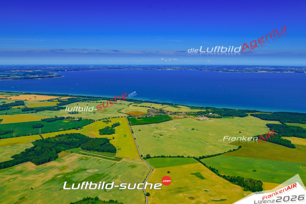 Die Luftbildaufnahme Gross-schwansee - Kalkhorst wurde 2018 mittels Flugzeug (keine Drohne) erstellt. Perfekte Schärfe und Druck- Auflösung- Garantiert!