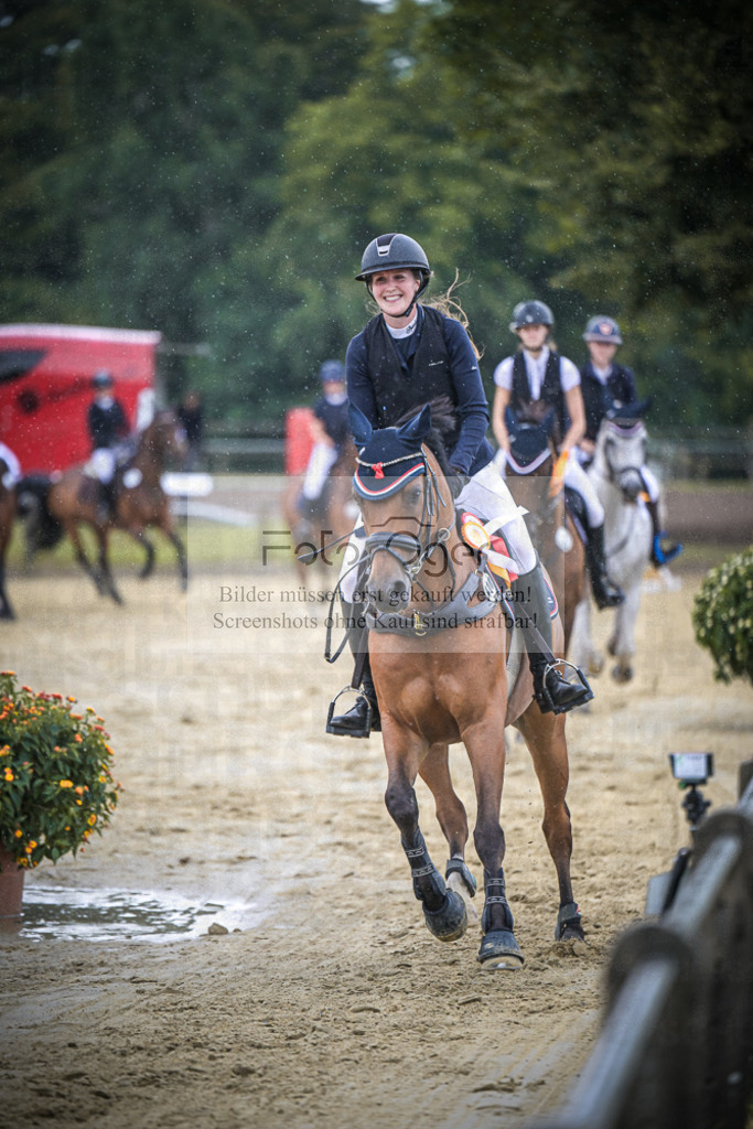 DOS_8251 | Entdecke hochwertige Reitturnierfotos von Foto Oger. Professionell, emotional und authentisch – jetzt Lieblingsmomente im Shop bestellen.Deutschlandweite Turnierfotografie. - Realisiert mit Pictrs.com