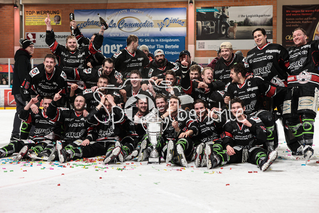 EHC Königsbrunn - TEV Miesbach | Grenzenloer Jubel beim EHC Koenigsbrunn nach dem Gewinn der Bayerliga Meisterschaft im Spiel 3 der Playoffserie gegen den TEV Miesbach / Jubel / Freude / Siegerfoto