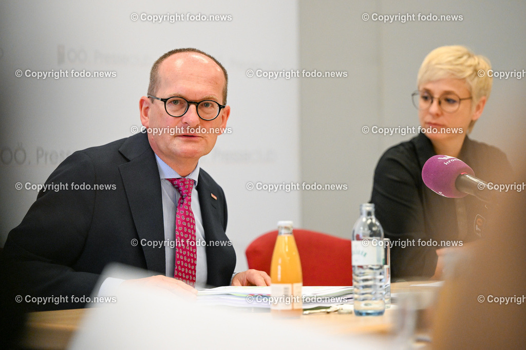 Pressekonferenz WKO Oberösterreich_ Arbeitsmarkt-Haus der Wirtschaft_ 07.06.2023-17 | 07.06.2023, Presseclub Linz, AUT, Pressekonferenz WKO Oberoesterreich, Arbeitsmarkt-Haus der Wirtschaft, im Bild Gerald Silberhumer (Direktor der Wirtschaftslammer Ooe), Doris Hummer (Praesidentin der Wirtschaftskammer Ooe)