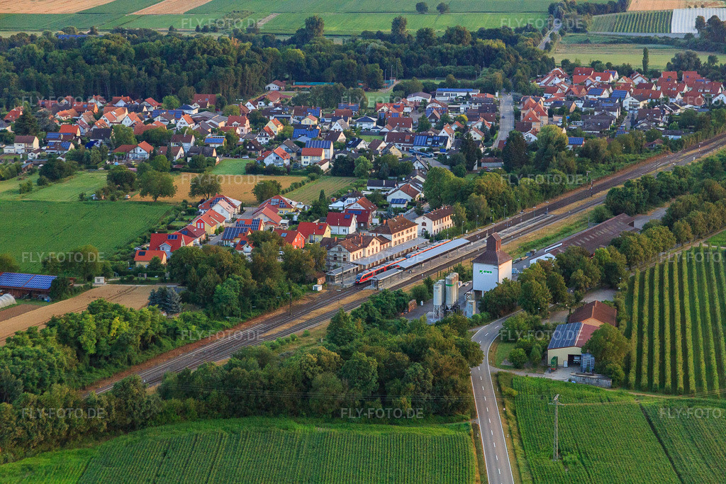 Luftbild: Regionalbahn im Bahnhof Winden(Pfalz) am Morgen in Winden im Bundesland Rheinland-Pfalz in Deutschland. Foto: IMG_091812.jpg vom 16.07.2016 durch Werner Riehm/FLY-FOTO.de