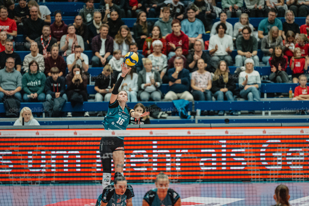 Dresdner SC - Binder Blaubären TSV Flacht, DEKRA 1. Bundesliga Frauen, Volleyball | Im Bild: Aufschlag Morgan Geddes (16, Dresdner SC)24.10.2026, Dresdner SC -  Binder Blaubären TSV Flacht, DEKRA 1. Bundesliga Frauen, Volleyball, Deutschland, Dresden, Cyberport Arena