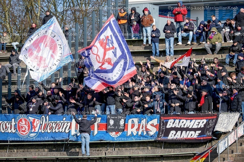 xSSCx15022601034 | 15.02.2026, xsscx, Herren Fussball, FC Schalke 04 U23 - Wuppertaler SV, Regionalliga West, 22. Spieltag, Parkstadion, Saison 2025 2026: Die Fans des Wuppertaler SV feuern ihre Mannschaft an DFB regulations prohibit any use of photographs as image sequences and or quasi-video. Photo: xSandraxScherningxPressefotoKochx