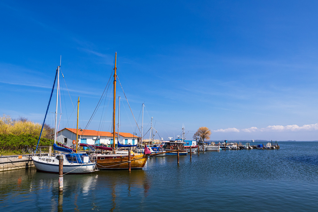 Blick auf den Hafen von Neuendorf auf der Insel Hiddensee | Blick auf den Hafen von Neuendorf auf der Insel Hiddensee.