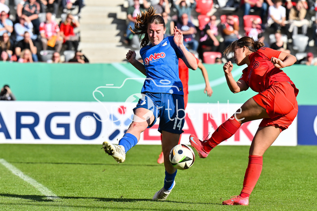 FC Bayern München - TSG 1899 Hoffenheim | Lisa DOORN (TSG Hoffenheim Frauen 14) block in dieser Szene den Schuss von Momoko TANIKAWA (FC Bayern Frauen 18) / Frauen DFB Pokal: FC Bayern Muenchen - TSG 1899 Hoffenheim, FC Bayern Campus am 22.03.2025