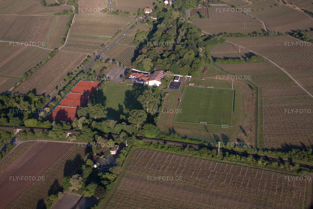 Luftbild: Sportheim, Tennisgemeinschaft Hildebrandseck THG im Ortsteil Königsbach in Neustadt im Bundesland Rheinland-Pfalz in Deutschland. Foto: IMG_64636.jpg vom 04.05.2014 durch Werner Riehm/FLY-FOTO.de