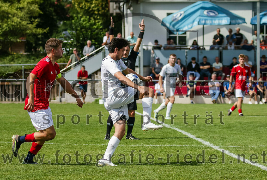 2023-07-30_098_FC_Lengdorf_gegen_SpVgg_Altenerding | Lengdorf, Deutschland, 30.07.2023:
Fußball, Kreisliga 2023 / 2024, 1. Spieltag, FC Lengdorf gegen SpVgg Altenerding, Endergebnis: 1:1

Martin Lechner (FC Lengdorf, #11), Pedro Flores (SpVgg Altenerding, #6)

Foto: Christian Riedel / fotografie-riedel.net