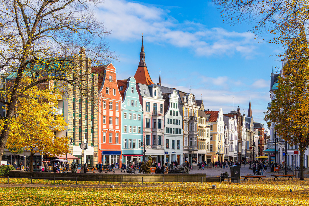 Blick auf die Kröpeliner Straße in der Hansestadt Rostock im Herbst | Blick auf die Kröpeliner Straße in der Hansestadt Rostock im Herbst.