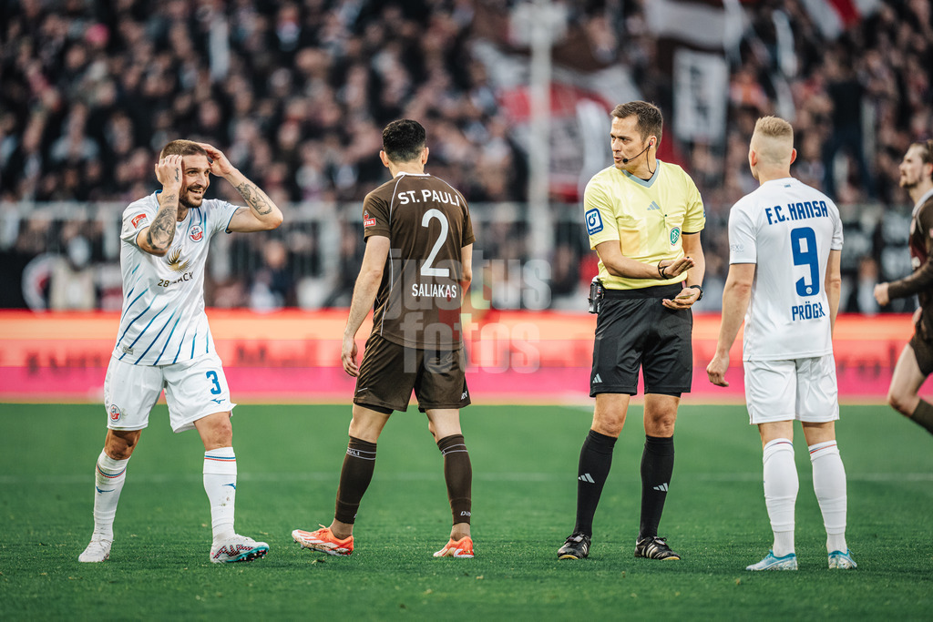 Fußball | Männer | Saison 2023/2024 | 2. Fußball-Bundesliga | 31. Spieltag | FC St. Pauli vs. FC Hansa Rostock | 26.04.2024 | Kostas Stafylidis (#3, FC Hansa Rostock) nicht einverstanden mit der Entscheidung von Schiedsrichter Robert Hartmann