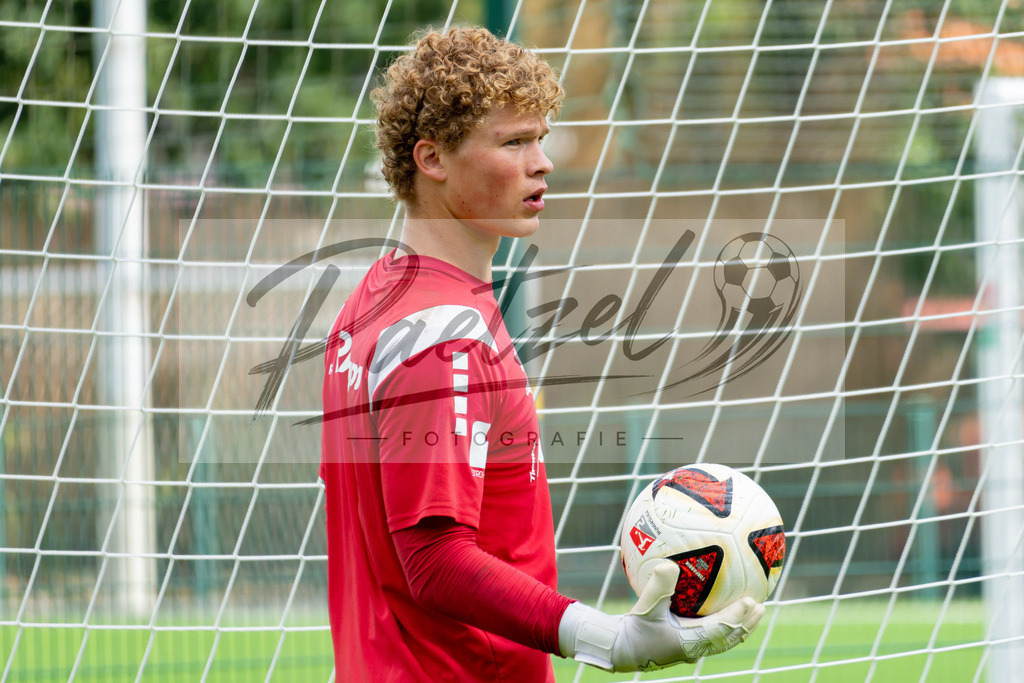20260909_TRAOSN_0280 | Fußball, Herren: Torhüter Luca Böggemann (VfL Osnabrück) schaut beim Training des VfL Osnabrück am 09.09.2026 im Sportpark Illoshöhe in Osnabrück, Deutschland.(Foto von Nico Paetzel) - Realisiert mit Pictrs.com