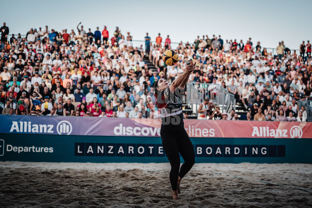 Beachvolleyball | Frauen | Deutsche Meisterschaften 2025 Timmendorfer Strand | 06.09.2025 | Anna-Lena Grüne spielt den Ball