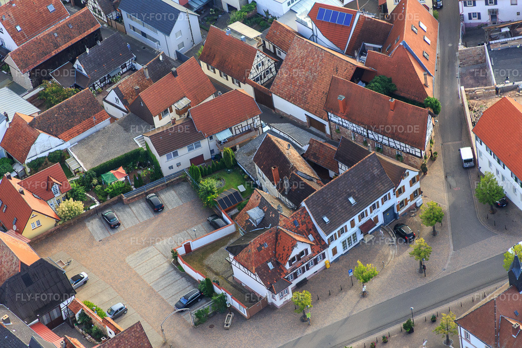 Luftbild: Marktstraße x Bergstraße Evagasse im Ortsteil Billigheim in Billigheim-Ingenheim im Bundesland Rheinland-Pfalz in Deutschland. Foto: IMG_092728.jpg vom 13.08.2016 durch Werner Riehm/FLY-FOTO.de