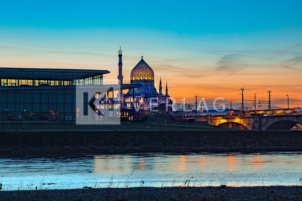 Landtag-Yenidze-Elbe_FOCO2842 | Blick auf die Yenidze und den Landtag an der Elbe bei Sonnenuntergang - Realisiert mit Pictrs.com