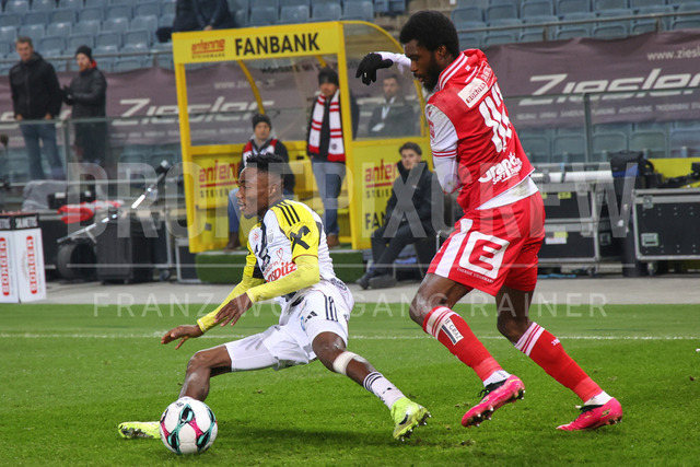 Austrian Bundesliga: Grazer AK 1902 vs LASK | GRAZ, AUSTRIA, 13.DEC.25 - SOCCER - ADMIRAL Bundesliga, Grazer AK 1902 vs LASK. The image shows Moses Usor (Lask) and Beres Owusu (GAK).