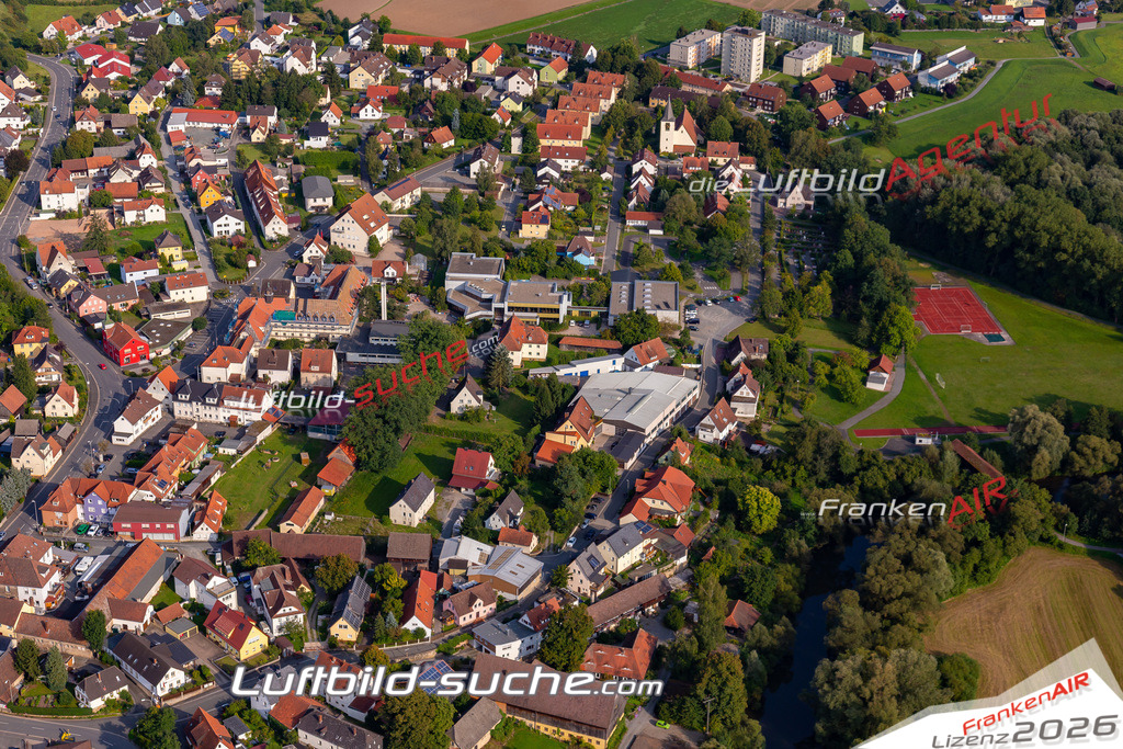 Die Luftaufnahme Poelz - Mainleus wurde 2017 mittels Flugzeug (keine Drohne) erstellt. Perfekte Schärfe und Druck- Auflösung- Garantiert!