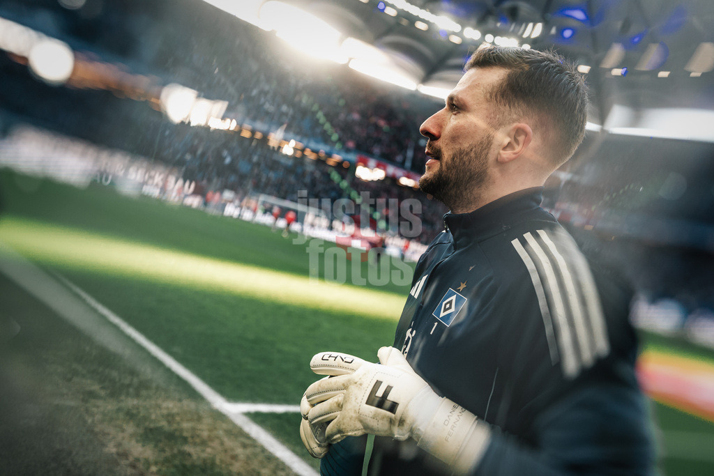 Fußball | Männer | Saison 2025/2026 | 1. Fußball-Bundesliga | 22. Spieltag | Hamburger SV vs. 1. FC Union Berlin | 14.02.2026 | Daniel Heuer Fernandes (#1, HSV) geht nach dem Aufwärmen in die Kabine Obejktivfilter