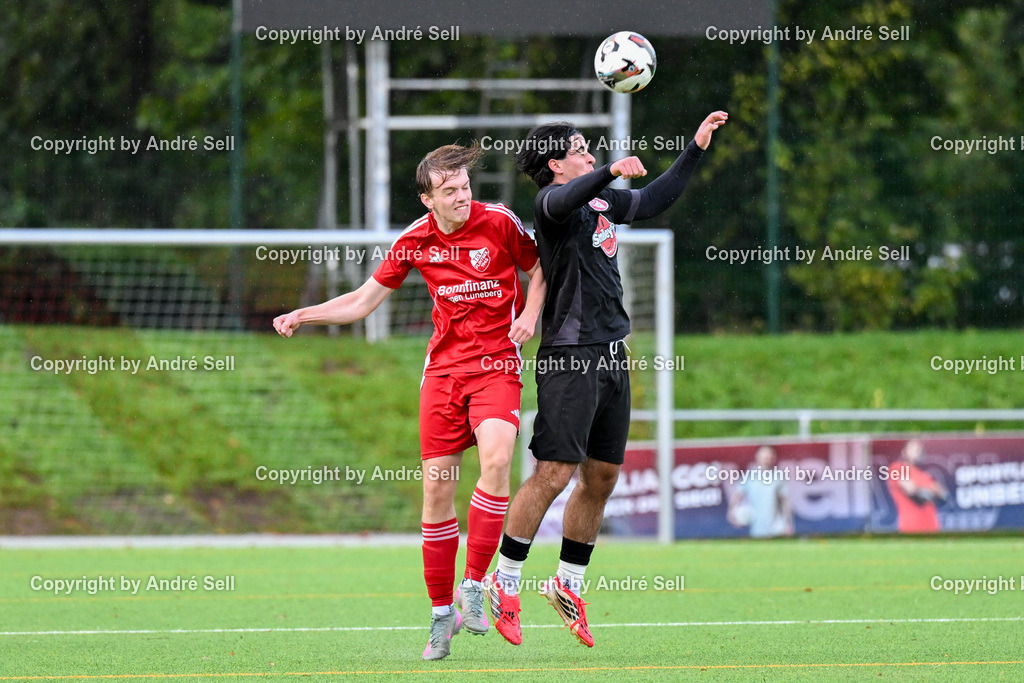 FC Kilia Kiel II vs TSV Flintbek | Talha Özdmir (Kilia #15) vs Nils Tietgen (Flintbek #13) / Fußball-Verbandsliga Ost Männer 2026/2027 / FC Kilia Kiel II vs TSV Flintbek / Kilia Sportplatz / Kiel / 10.10.26 - Realisiert mit Pictrs.com