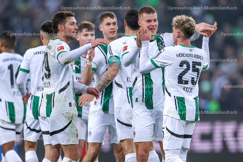 BMG14122401043 | 14.12.2024, Fußball, Borussia Mönchengladbach - Holstein Kiel, 1. Fußball Bundesliga, Borussia-Park, Saison 2024 2025: Torjubel nach dem 2:0 durch Torschüptze Robin Hack (Mönchengl. #25) DFB regulations prohibit any use of photographs as image sequences and or quasi-video.