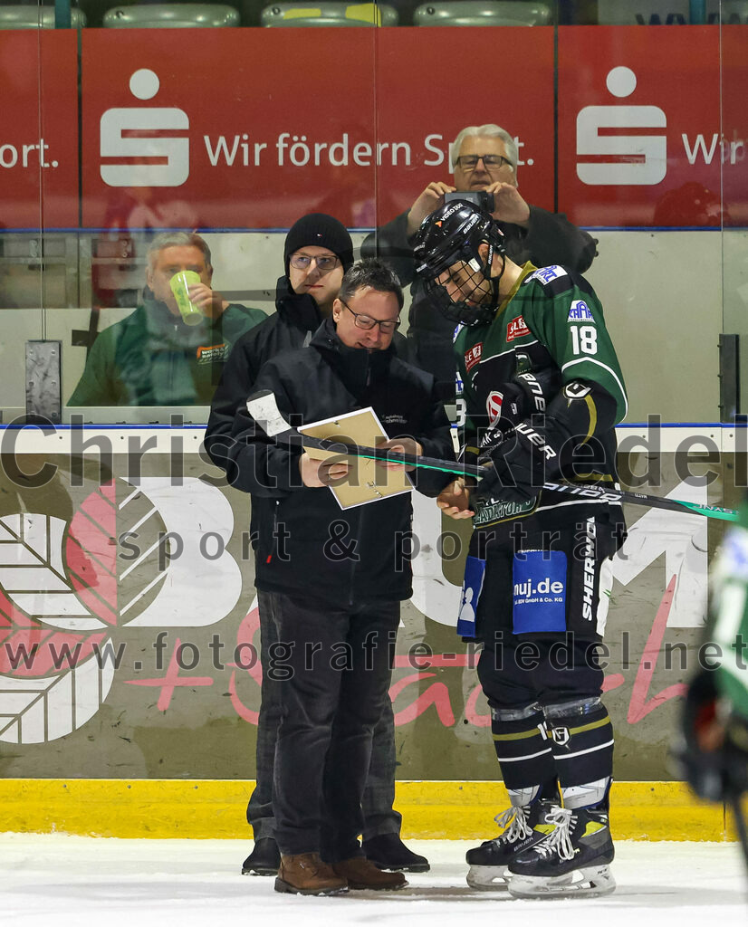 2023-01-22_160_Eishockey_TSV_Erding_gegen_ESC_Dorfen | Erding, Deutschland, 22.01.2023:
Eishockey, Bayernliga 2022 / 2023, 29. Spieltag, TSV Erding gegen ESC Dorfen, Endergebnis: 6:2

Daniel Krzizok (Erding Gladiators, #18)

Foto: Christian Riedel / fotografie-riedel.net