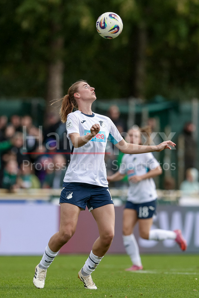 Fussball, Google Pixel Frauen-Bundesliga, SV Werder Bremen - TSG 1899 Hoffenheim | Lisa Doorn (TSG 1899 Hoffenheim, 14) am Ball, Einzelbild, Ganzkörper, Aktion, Action, Spielszene, DIE DFB-RICHTLINIEN UNTERSAGEN JEGLICHE NUTZUNG VON FOTOS ALS SEQUENZBILDER UND/ODER VIDEOÄHNLICHE FOTOSTRECKEN. DFB REGULATIONS PROHIBIT ANY USE OF PHOTOGRAPHS AS IMAGE SEQUENCES AND/OR QUASI-VIDEO.