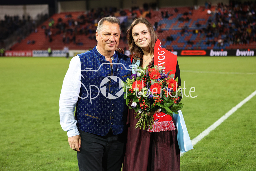 SpVgg Unterhaching - Arminia Bielefeld | Peter Wagstyl und Quirin Friedel kuehren in der Halbzeit der erste Wiesen Maedel der SpVgg Unterhaching / DFL REGULATIONS PROHIBIT ANY USE OF PHOTOGRAPHS AS IMAGE SEQUENCES AND/OR QUASI-VIDEO