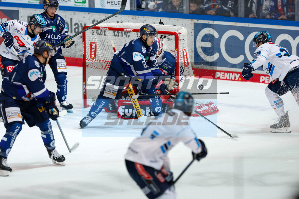 Eishockey | Daniel Neumann (Mitte) - © Sportfoto-Sale (Jan Brüggemann) - Realisiert mit Pictrs.com