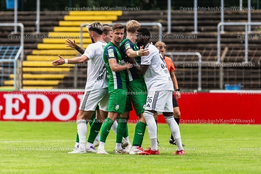xKWI02082501023 | 02.08.2025, xkwix, Fußball, Regionalliga West, FC Gütersloh - 1. FC Bocholt, Ohlendorf Stadion im Heidewald: Spieler im Zweikampf bei einer Ecke