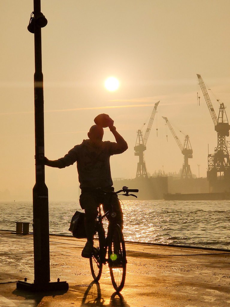 Moin.⁠ | Durch die Stadt gehen, als wohnte man woanders. Fotografie, subjektiver Urbanismus und aktiver Müßiggang. - Realisiert mit Pictrs.com