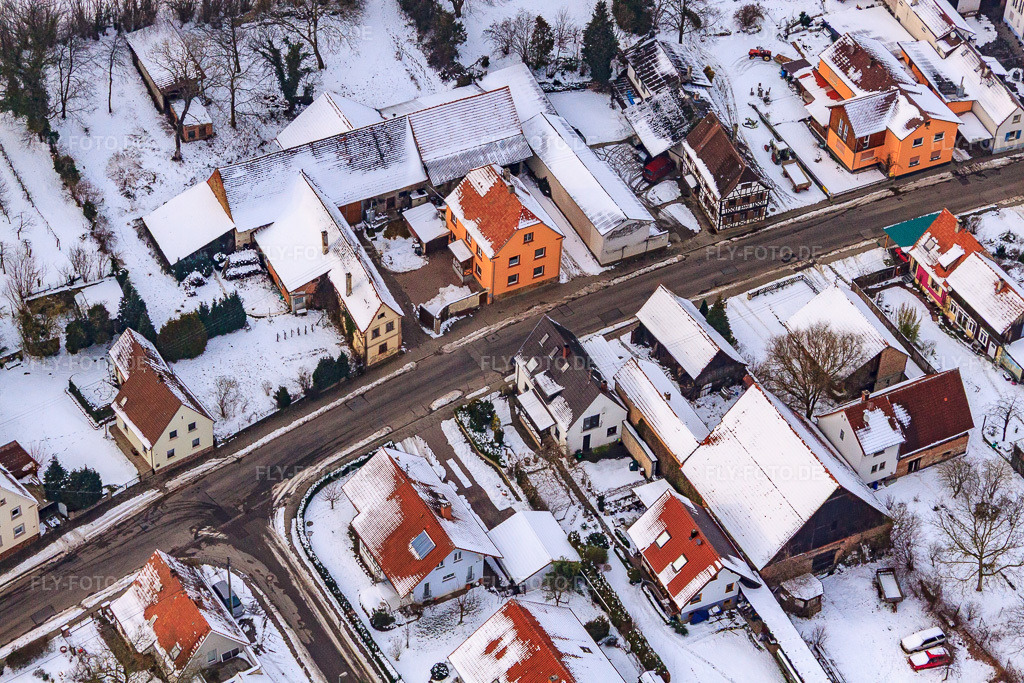 Luftbild: Hauptstraße im Winter im Schnee im Ortsteil Kleinsteinfeld in Niederotterbach im Bundesland Rheinland-Pfalz in Deutschland. Foto: IMG_23647.jpg vom 16.01.2010 durch Werner Riehm/FLY-FOTO.de
