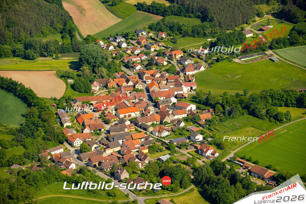 Das Luftbild zeigt Schönbrunn Ebelsbach - Die Luftaufnahme wurde 2023 vom UL-Flugzeug aus erstellt ( keine Drohne ) - Hochauflösende Luftaufnahme - Für grossformatige Ausdrucke geeignet. Die Geschenkidee !Mit Lizenz und Bildrechte bestellbar