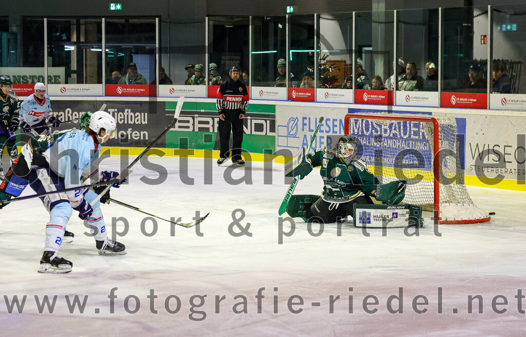 2025-12-23_059_TSV_Erding_gegen_Heilbronner_Falken | Erding, Deutschland, 23.12.2025:Eishockey, Oberliga Süd 2025 / 2026, 29. Spieltag, TSV Erding gegen Heilbronner Falken, Endergebnis: 5:4Thore Weyrauch (Heilbronner Falken, #22), Torwart Leon Meder (Erding Gladiators, #39)Foto: Christian Riedel / fotografie-riedel.net