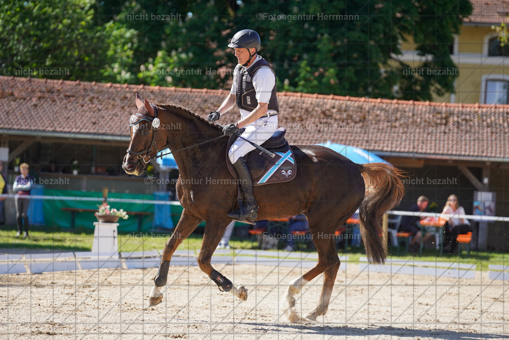 20240518-FAH03040 | rbilder, Turnierfotografen ayern, Fotoagentur Herrmann, Geländeturnier, Springbilder, Dressurbilder, Jungpferdefotograf