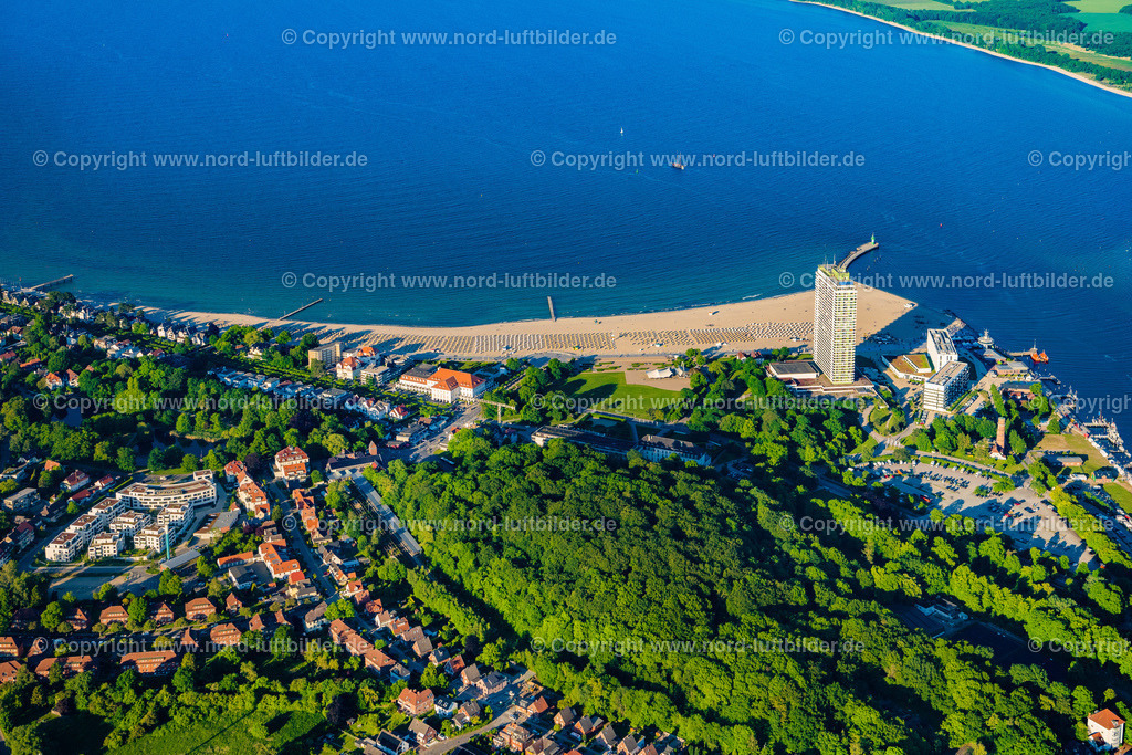 Travemünde_ELS_8409030622 | LüBECK 03.06.2022 Ortsansicht an der Meeres-Küste der Nordsee und Verlauf der Trave in Travemünde im Bundesland Schleswig-Holstein. // Townscape on the seacoast of the North Sea and the course of the Trave in Travemuende in the state Schleswig-Holstein. Foto: Martin Elsen