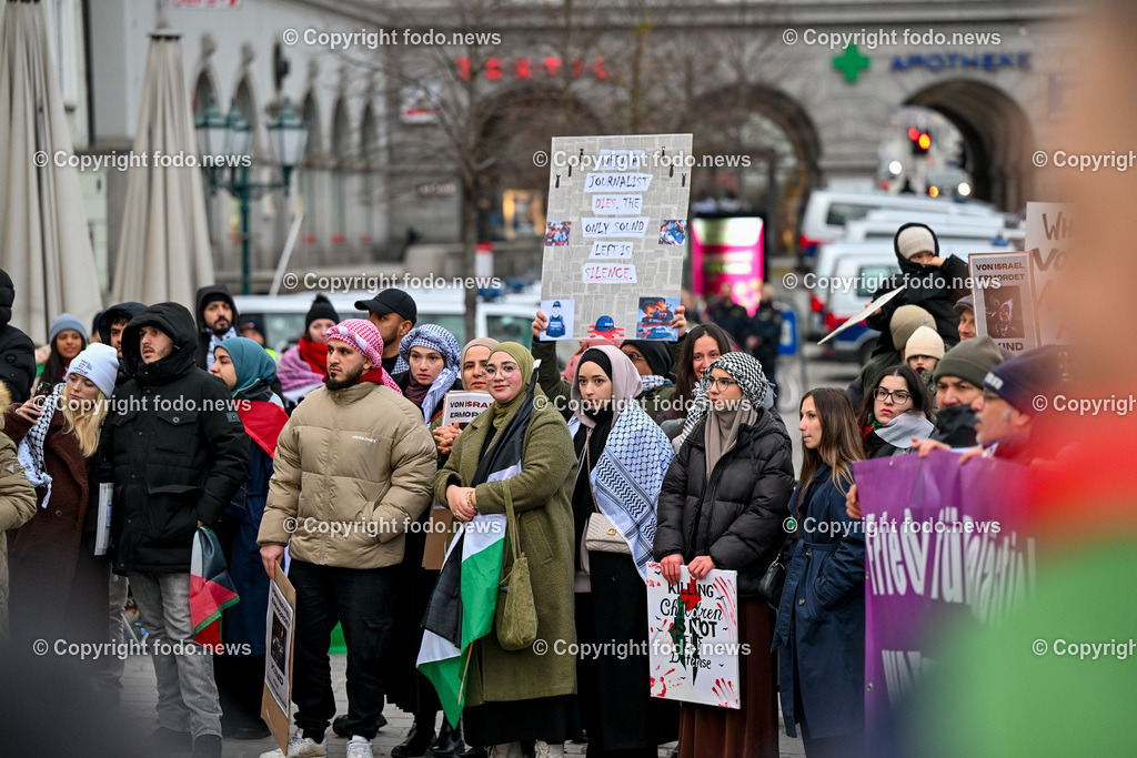 Demonstration Paleastina in Linz_ Pro Gaza_ 14.01.2024-67 | 14.01.2024, Linz, AUT, Demonstration, im Bild Palästina, Palaestina, Gaza, Demoteilnehmer, Teilnehmer, Kundgebung, Plakate, Fahnen, Polizei, Beamte, Polizeifahrzeuge, Einsatzkraefte, Israel, Krieg, Hamas, Geisel, Freiheit, Frieden