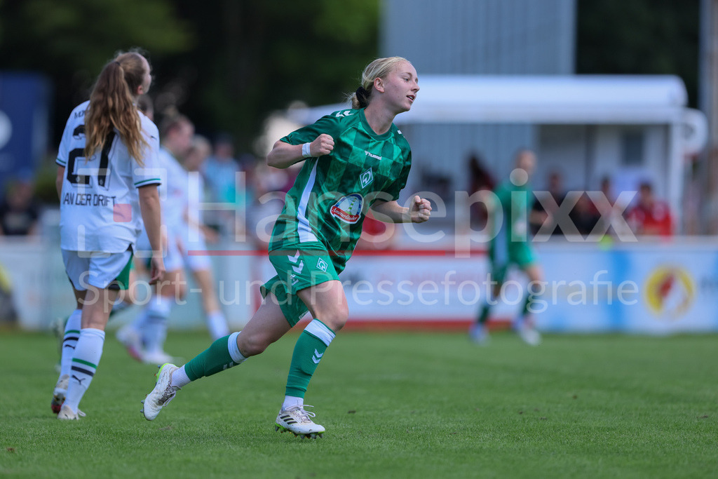 Fussball, Testspiel Frauen, Borussia Mönchengladbach - SV Werder Bremen | v.li.: Torschützin Caroline Siems (SV Werder Bremen, 21) mit Torjubel, Jubel, jubeln, jubelt, optimistisch, Spielszene, Highlight, Freude über das Tor zum 0:1