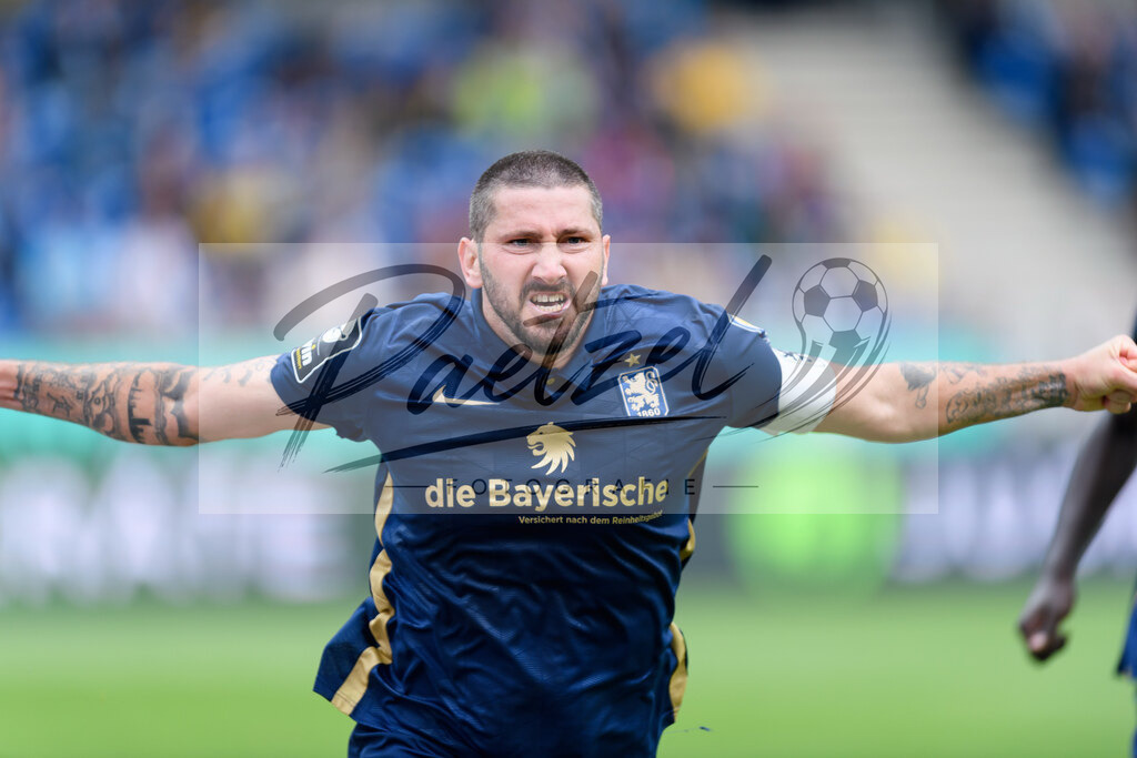EBSTSV20210828_069 | Fussball, Herren: Sascha Moelders (TSV 1860 Muenchen) Torjubel, jubelt nach seinem Treffer zum 0:1 beim Spiel der 3. Liga zwischen Eintracht Braunschweig und TSV 1860 Muenchen im Eintracht-Stadion am 28.08.2021 in Braunschweig, Deutschland.DFB / DFL REGULATIONS PROHIBIT ANY USE OF PHOTOGRAPHS AS IMAGE SEQUENCES AND/OR QUASI-VIDEO. - Realisiert mit Pictrs.com
