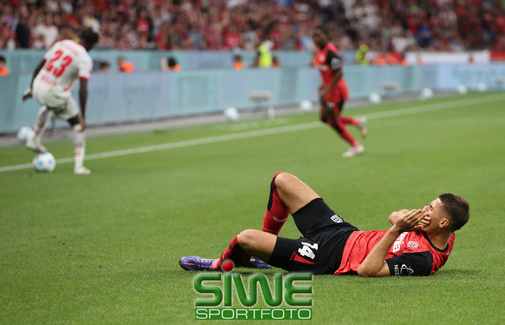 1.Fussball-Bundesliga  :    Bayer 04 Leverkusen--RB Leipzig   2.Spltg. | 31.08.2024.2024; Fussball; GER;  Saison 2024/2025 ; 1.Bundesliga;  2.Spieltag. :  Bayer 04 Leverkusen-- RB Leipzig  :    Patrik Schick (14/B04) hat eine schmerzliche Berührung mit Castello Lukeba (23/RBL) gehabt.DFL REGULATIONS PROHIBIT ANY USE OF PHOTOGRAPHS AS IMAGE SEQENCES AND/OR QUASI-VIDEO. - Realisiert mit Pictrs.com