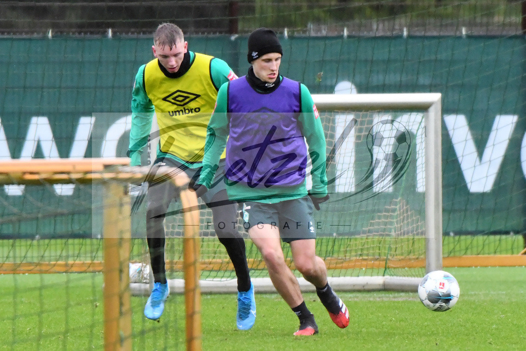 20200129_TRASVW_0042 | Fußball, Herren: Nick Woltemade (SV Werder Bremen) und Maximilian Eggestein (SV Werder Bremen) im Zweikampf beim Training des SV Werder Bremen am 29.01.2020 im wohninvest Weserstadion in Bremen, Deutschland.(Foto von Nico Paetzel) - Realisiert mit Pictrs.com