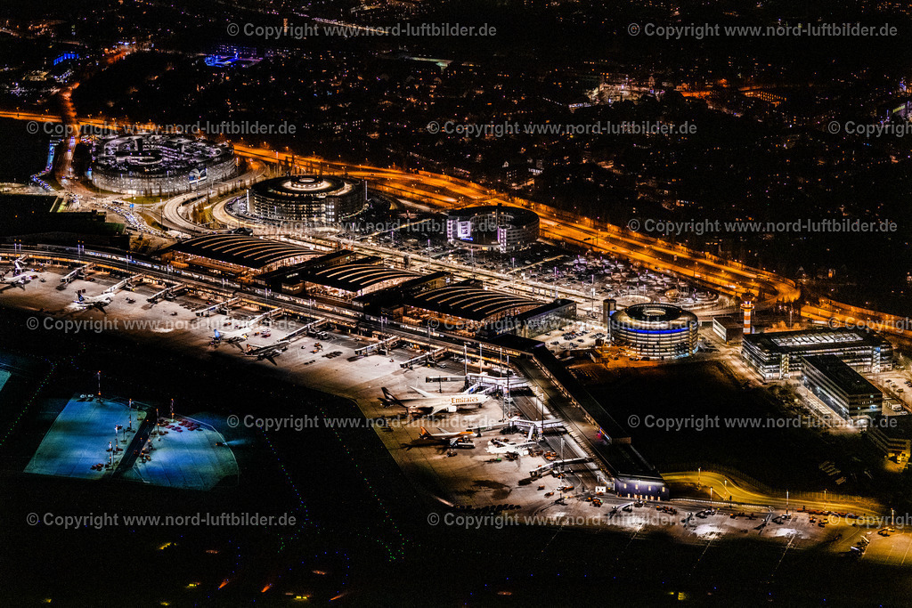 Hamburg_Fuhlsbüttel_Flughafen_Terminal_Nachtaufnahme_ELS_7758060325 | HAMBURG 06.03.2025 Nacht- Lichter und Beleuchtung Abfertigungs- Gebäude und Terminals auf dem Gelände des Flughafen " Hamburg Airport Helmut Schmidt "(ICAO-Code EDDH)im Ortsteil Fuhlsbüttel in Hamburg, Deutschland. Weiterführende Informationen bei: Drees & Sommer SE,  Flughafen Hamburg GmbH,  IDEA Architekten GbR,  Weber Poll Ingenieurbüro für Bauwesen GbR,  gmp International GmbH. // Night lighting dispatch building and terminals on the premises of the airport " Hamburg Airport Helmut Schmidt "(ICAO-Code EDDH) in the district Fuhlsbuettel in Hamburg, Germany. Further information at: Drees & Sommer SE,  Flughafen Hamburg GmbH,  IDEA Architekten GbR,  Weber Poll Ingenieurbuero fuer Bauwesen GbR,  gmp International GmbH. Foto: Martin Elsen