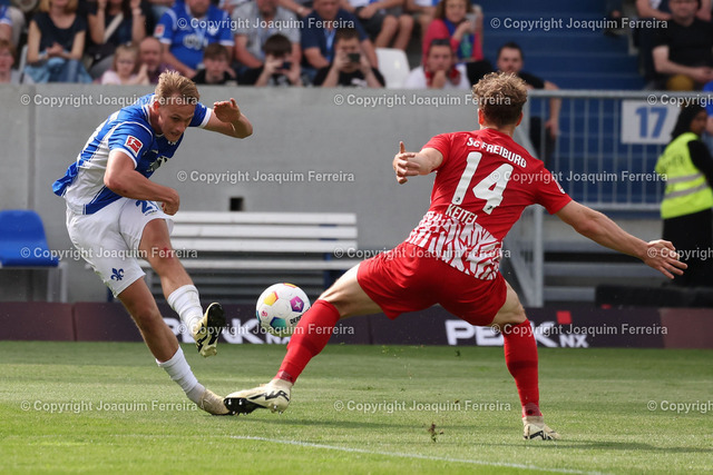 2400414_svdvsscf_1903 Kopie | Darmstadt, 14.04.2024 xjfx 1.Bundesliga SV Darmstadt 98 - SC Freiburg v.l., Oscar Vilhmsson (SV Darmstadt 98) Torschuss, Yannik Keitel (SC Freiburg)





(DFL/DFB REGULATIONS PROHIBIT ANY USE OF PHOTOGRAPHS as IMAGE SEQUENCES and/or QUASI-VIDEO) - Realisiert mit Pictrs.com