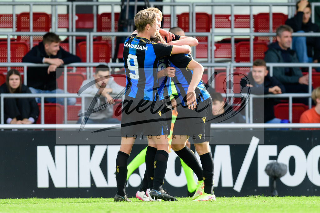 YLLEBR20210928_068 | Fussball, A-Junioren: Cisse Sandra (Club Brugge KV) Torjubel, jubelt mit seiner Mannschaft nach dem Treffer zum 1:2 beim Spiel der UEFA Youth League zwischen RB Leipzig und FC Bruegge im Stadion am Cottaweg am 28.09.2021 in Leipzig, Deutschland. - Realisiert mit Pictrs.com