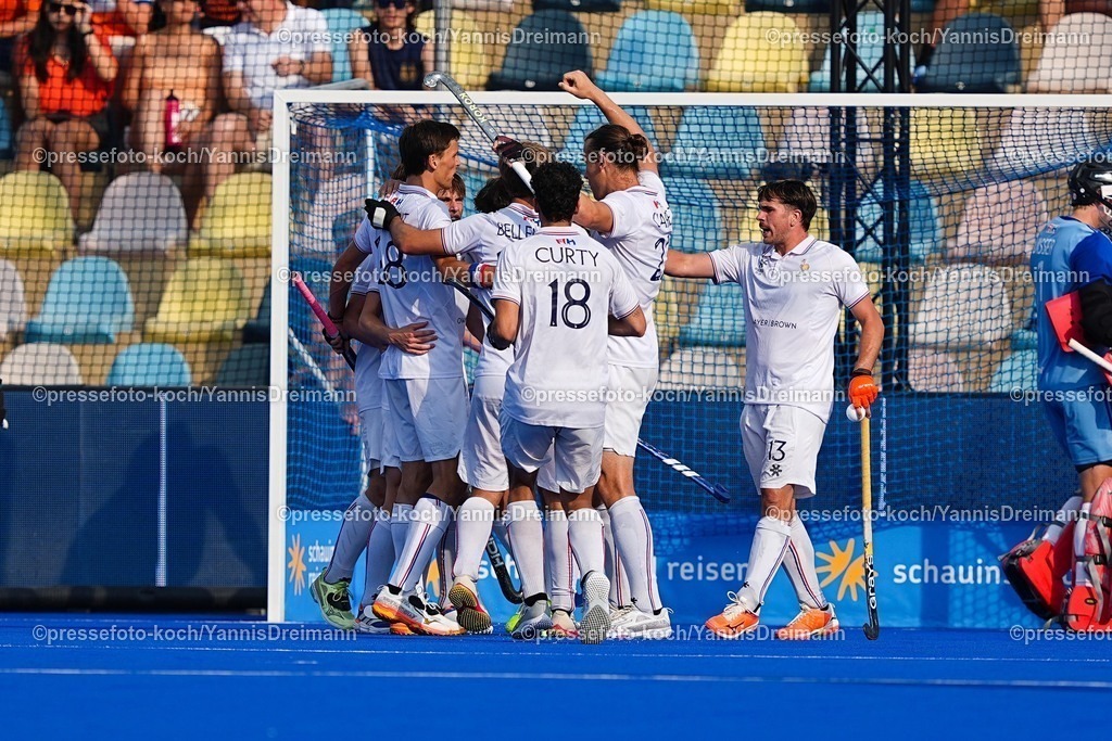 xydrx14082503009 | 14.08.2025, xydrx, Herren EuroHockey Championship 2025, Halbfinale, Niederlande - Frankreich, Sparkassenpark Mönchengladbach: Torjubel nach dem Tor zum 1:1 für Frankreich durch Torschütze Francois Goyet (FRA #16) zusammen mit mit dem Team