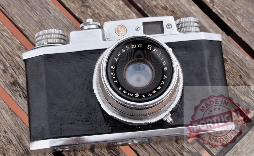 Halina Paulette vintage camera representing film photography nostalgia | Vintage Halina Paulette film camera resting on a wooden table, evoking timeless photography - Realisiert mit Pictrs.com
