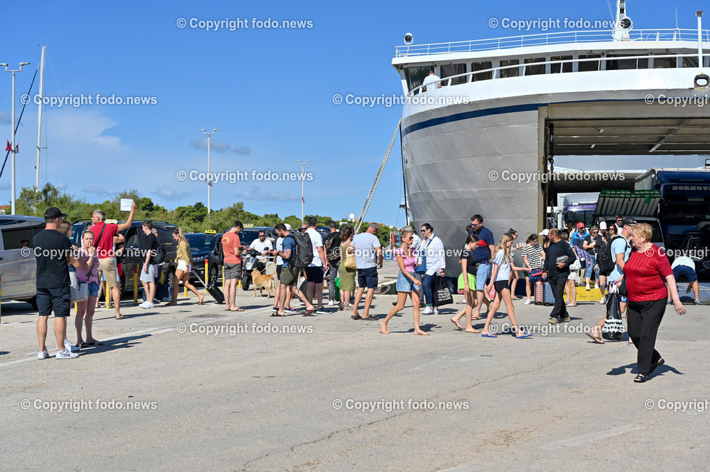 Kroatien_ Bra__ Split_ Faehre_ 09.08.2023-12 | 09.08.2023, Kroatien, HRV, Brač, Insel in Dalmatien im Bild Ferry Port, Trajekt, Faehre, Jadrolinija, Urlauber, Touristen, Ankunft, Hafen