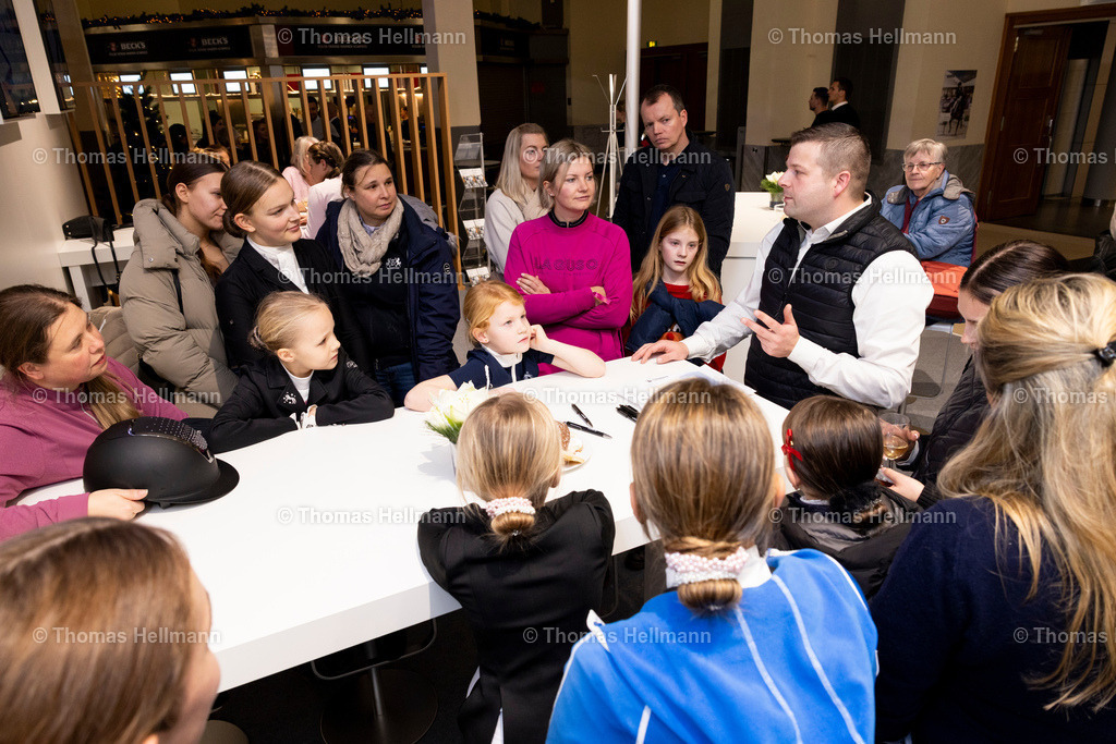 TH_Führzügel Wettbewerb_ Nürnberger Burg-Pokal_ Briefing_33032 | Führzügel Wettbewerb, Nürnberger Burg-Pokal, Briefing beim Festhallen Reitturnier Frankfurt 2025 am 19.12.25 in Frankfurt, Festhalle