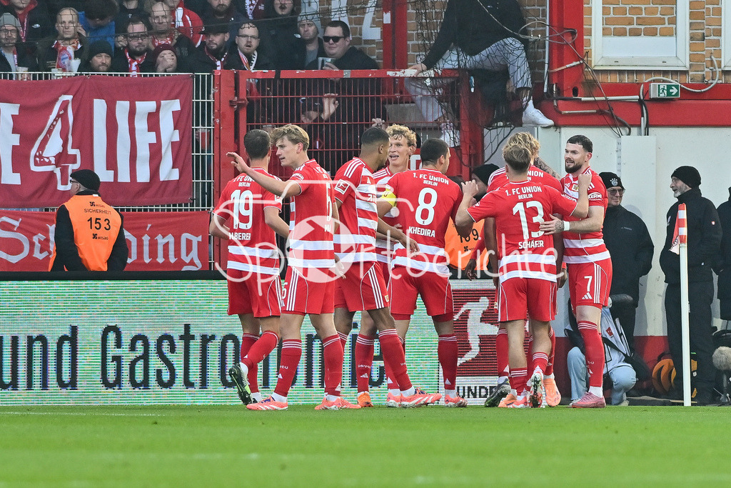 1. FC Union Berlin - FC Bayern München | Berlin, DEUTSCHLAND - 8. NOVEMBER: Jubel der Berliner nach dem Treffer zum 1-0 durch Ilyas ANSAH (Union Berlin 10) - ABSEITS - KEIN TOR - während dem Bundesligamatch zwischen dem 1. FC Union Berlin und dem FC Bayern München am 10. Spieltag im Stadion an der alten Försterei am 8. November 2025 in Berlin, Germany / DFL REGULATIONS PROHIBIT ANY USE OF PHOTOGRAPHS AS IMAGE SEQUENCES AND/OR QUASI-VIDEO