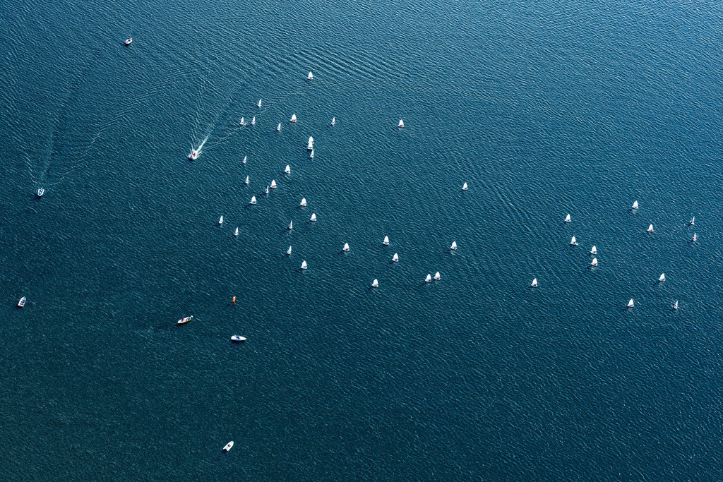 dr__0050009.jpg | SEEON-SEEBRUCK 04.10.2020 Sportboot- Segelschiff mit weißen Seggeln in Fahrt bei einer Segelregatta auf dem Chiemsee in Seeon-Seebruck im Bundesland Bayern, Deutschland. // Sailboat under way bei einer Segelregatta on Chiemsee in Seeon-Seebruck in the state Bavaria, Germany. Foto: Daniel Reiter