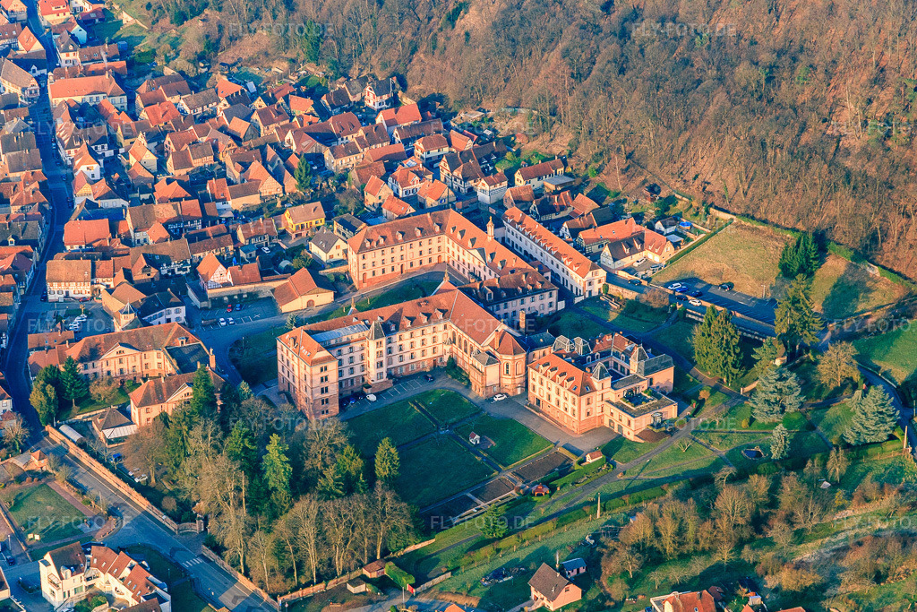 Luftbild: Couvent des Sœurs du Très-Saint-Sauveur in Oberbronn im Bundesland Bas-Rhin in Frankreich. – Foto: IMG_105264.jpg vom 25.03.2018 durch Werner Riehm/FLY-FOTO.de – Auflösung des Originals: 5125 x 3416 px
